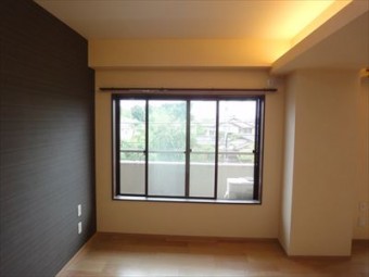 家族みんなが集まる明るいリビングに